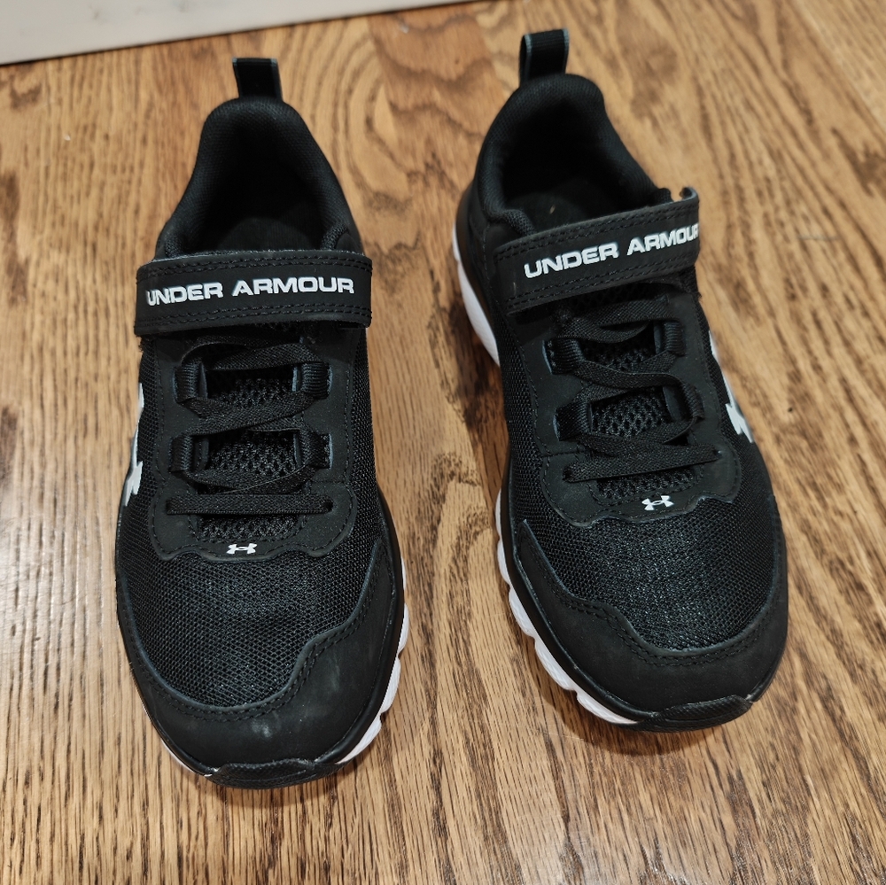 New Under Armour UA BOS Assert 9 AC Sz 2.5 Y